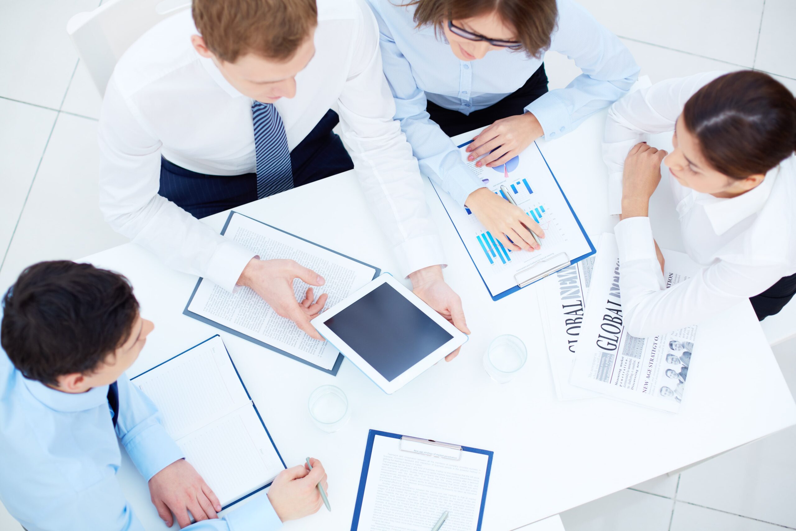 top-view-businesspeople-paying-attention-min